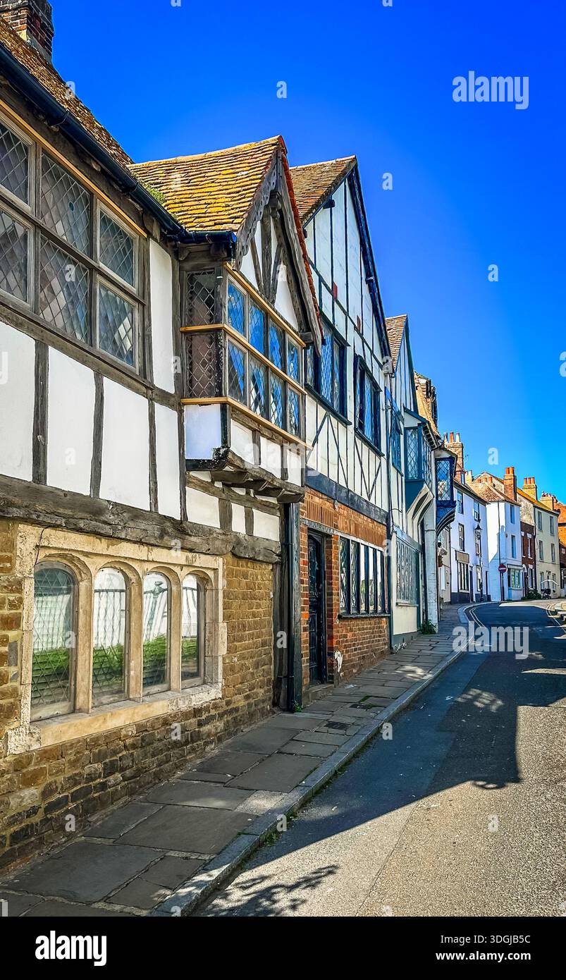 East Sussex, Inghilterra, 30 aprile 2025 veduta delle case a graticcio su All Saints Street a Hastings Foto Stock