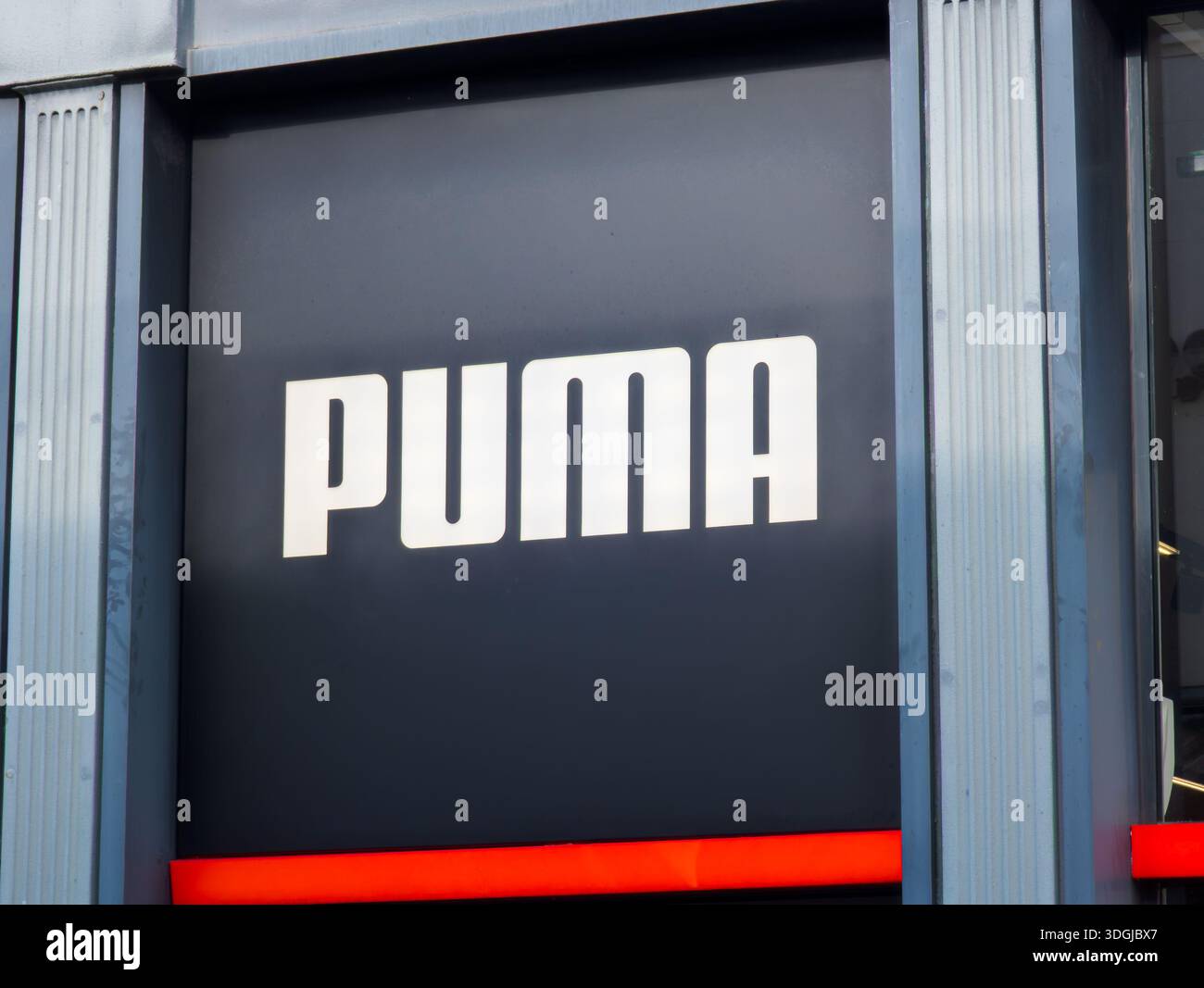 Cartello commerciale su un negozio Puma. Puma se è un'azienda tedesca di abbigliamento e calzature Foto Stock
