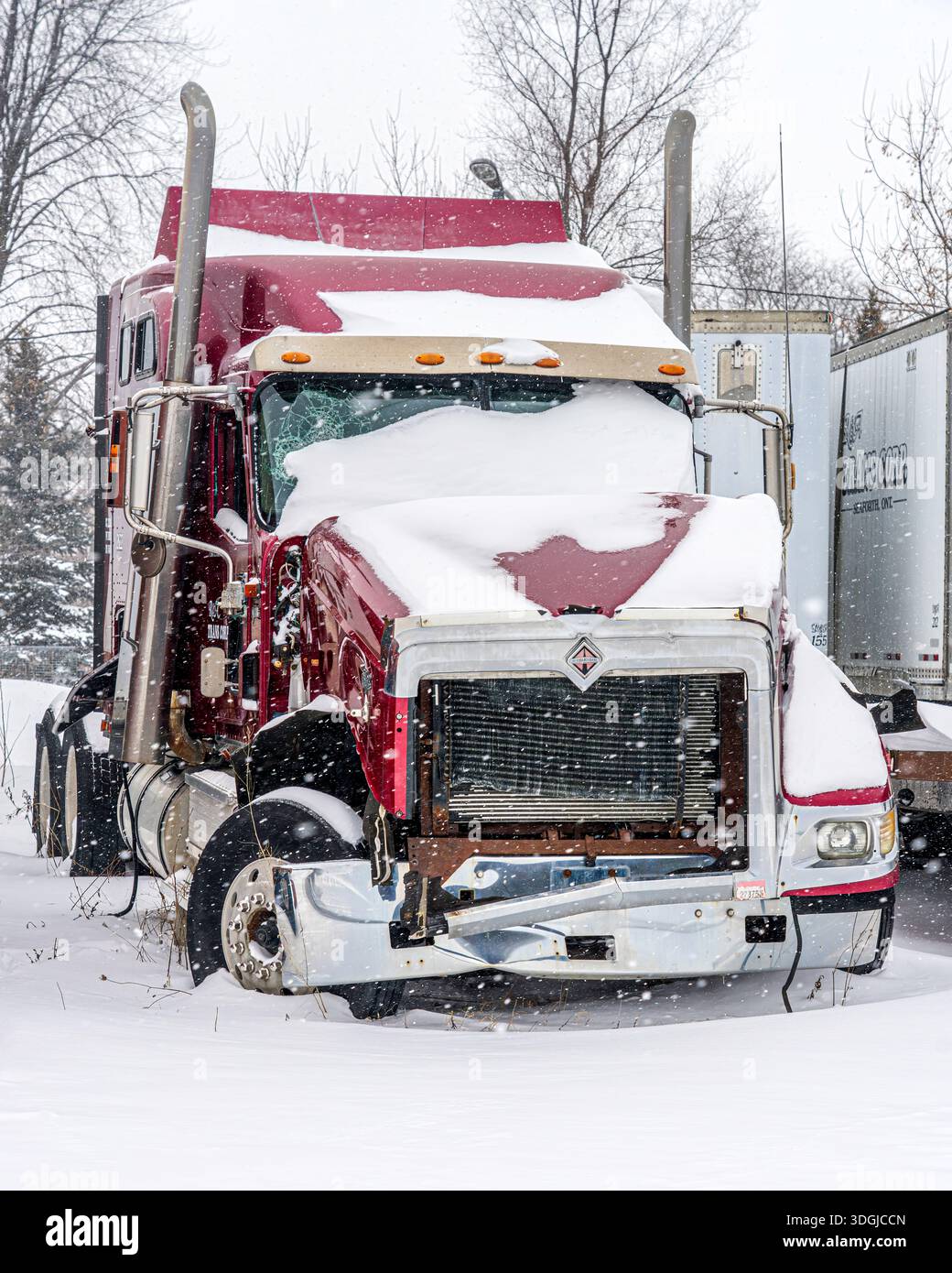 Camion di trasporto gravemente danneggiato fotografato durante una forte tempesta di neve invernale. 16 gennaio 2026. Foto Stock