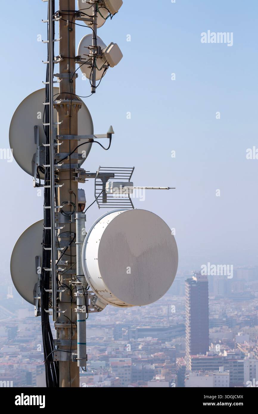 Una torre di telecomunicazioni con varie antenne: Grandi piatti parabolici, più piccole piastre a microonde protette, un grande radome e un array Yagi-Uda, che si affaccia su Foto Stock