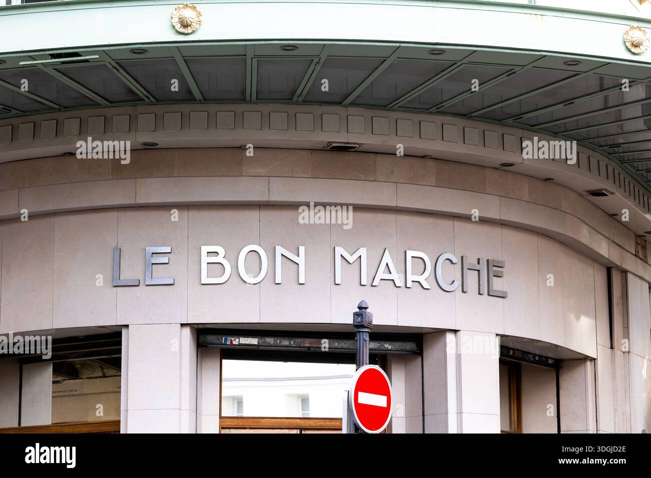 Parigi, Francia – 2 dicembre 2021: La facciata dello storico grande magazzino le Bon Marche Rive Gauche, con il suo segno classico durante le festività natalizie. Foto Stock