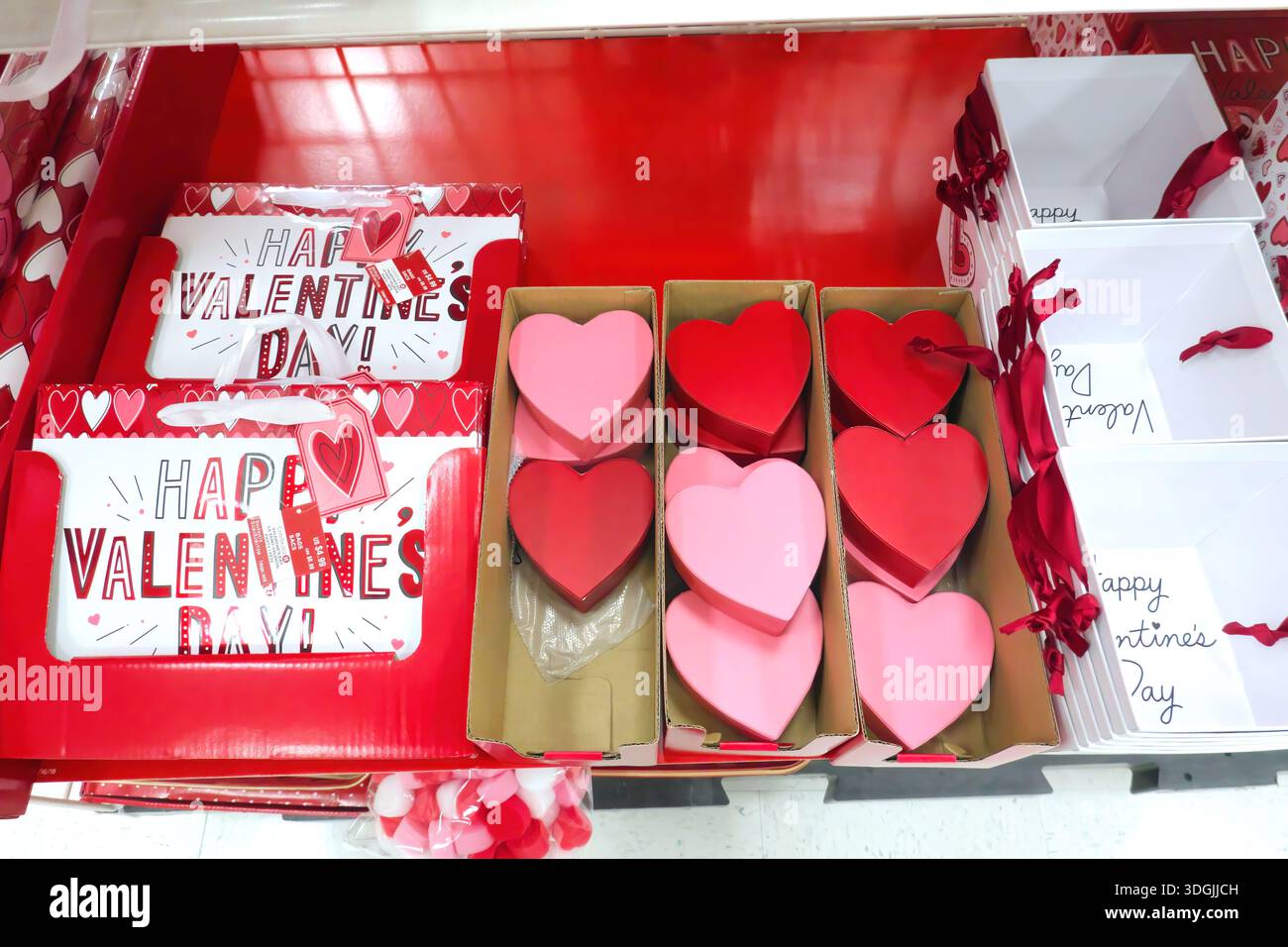 Decorazioni di San Valentino in mostra nel negozio locale, Maple Ridge, B. C., Canada. Foto Stock