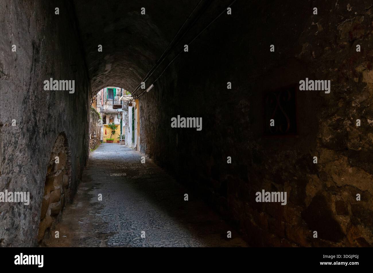 Uno scorcio di via Francesco Saverio Correra, meglio conosciuta come Cavone. Napoli Foto Stock