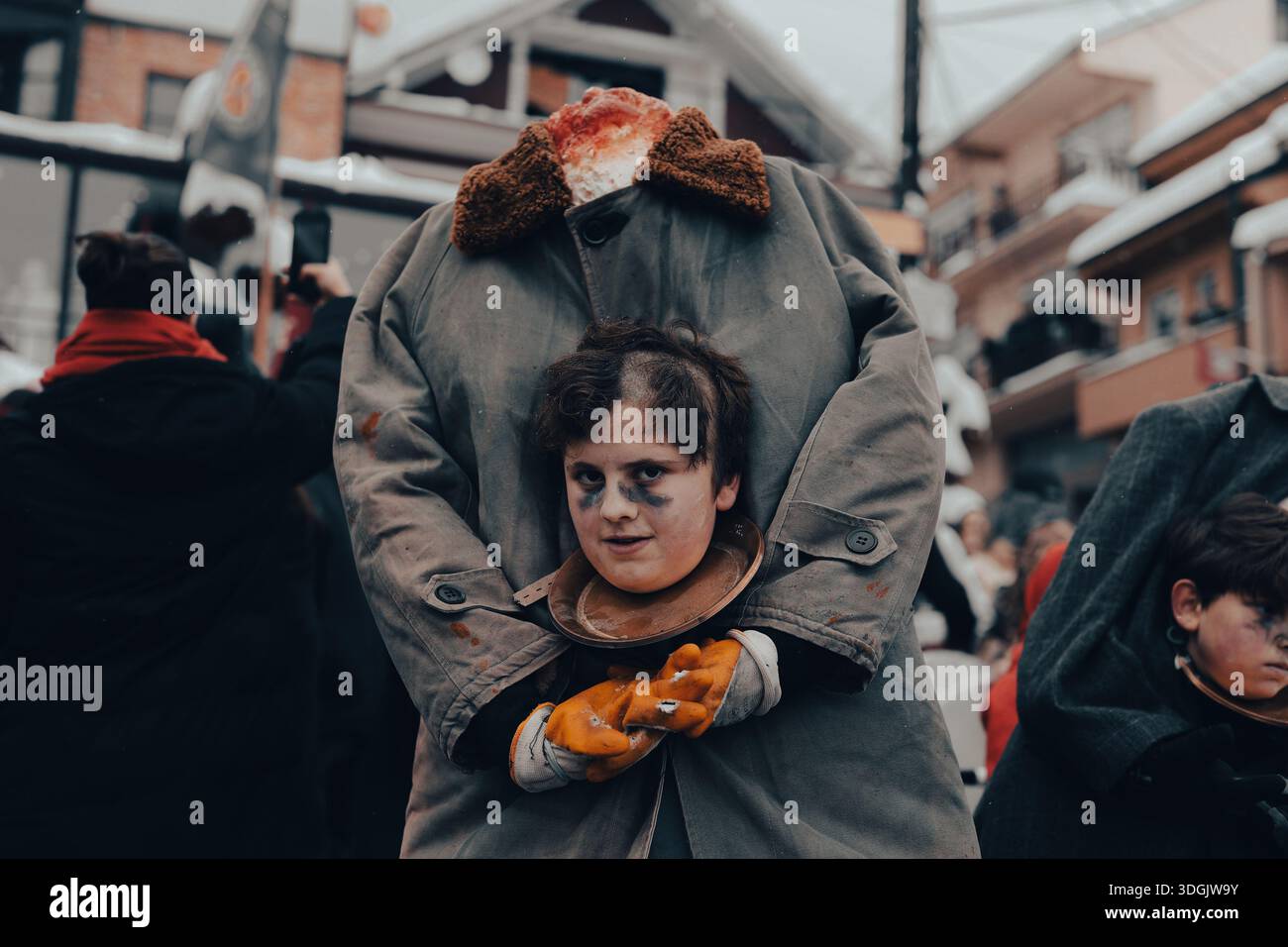Bambino che partecipa al tradizionale costume da carnevale invernale durante il festival di strada Foto Stock