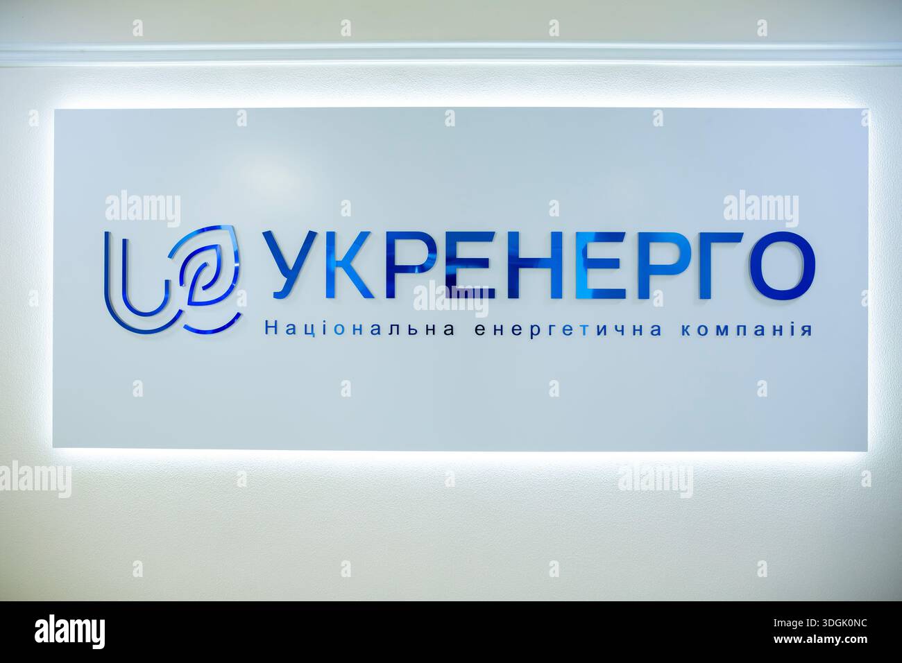 Kiev, Ucraina – 26 ottobre 2020: Uno del logo ufficiale di Ukrenergo, la compagnia nazionale dell'energia Ucraina. Il testo cirillico blu e il registro moderno Foto Stock