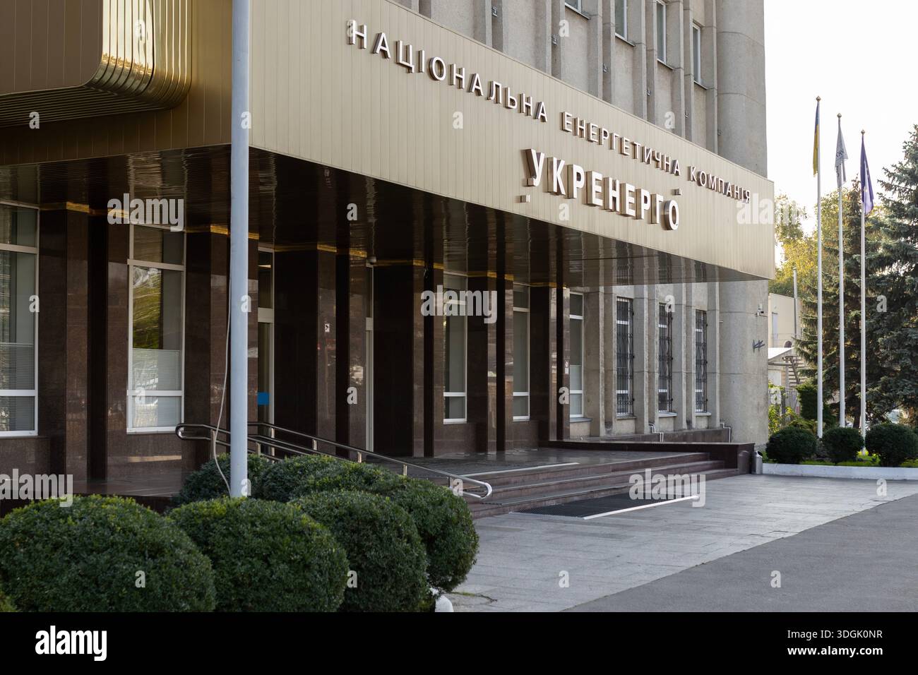 Kiev, Ucraina – 27 ottobre 2020: La facciata e l'ingresso principale del quartier generale di Ukrenergo, operatore di energia nazionale dell'Ucraina. Il nome dell'azienda è se Foto Stock