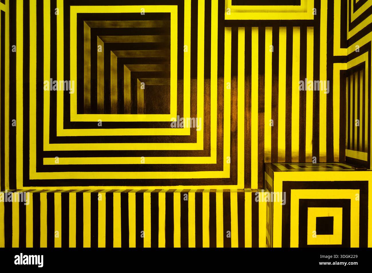 Uno sfondo ispirato alla pop art con vivaci strisce gialle e nere crea un'illusione ottica di profondità e movimento. Le ripetizioni geometriche formano intertw Foto Stock