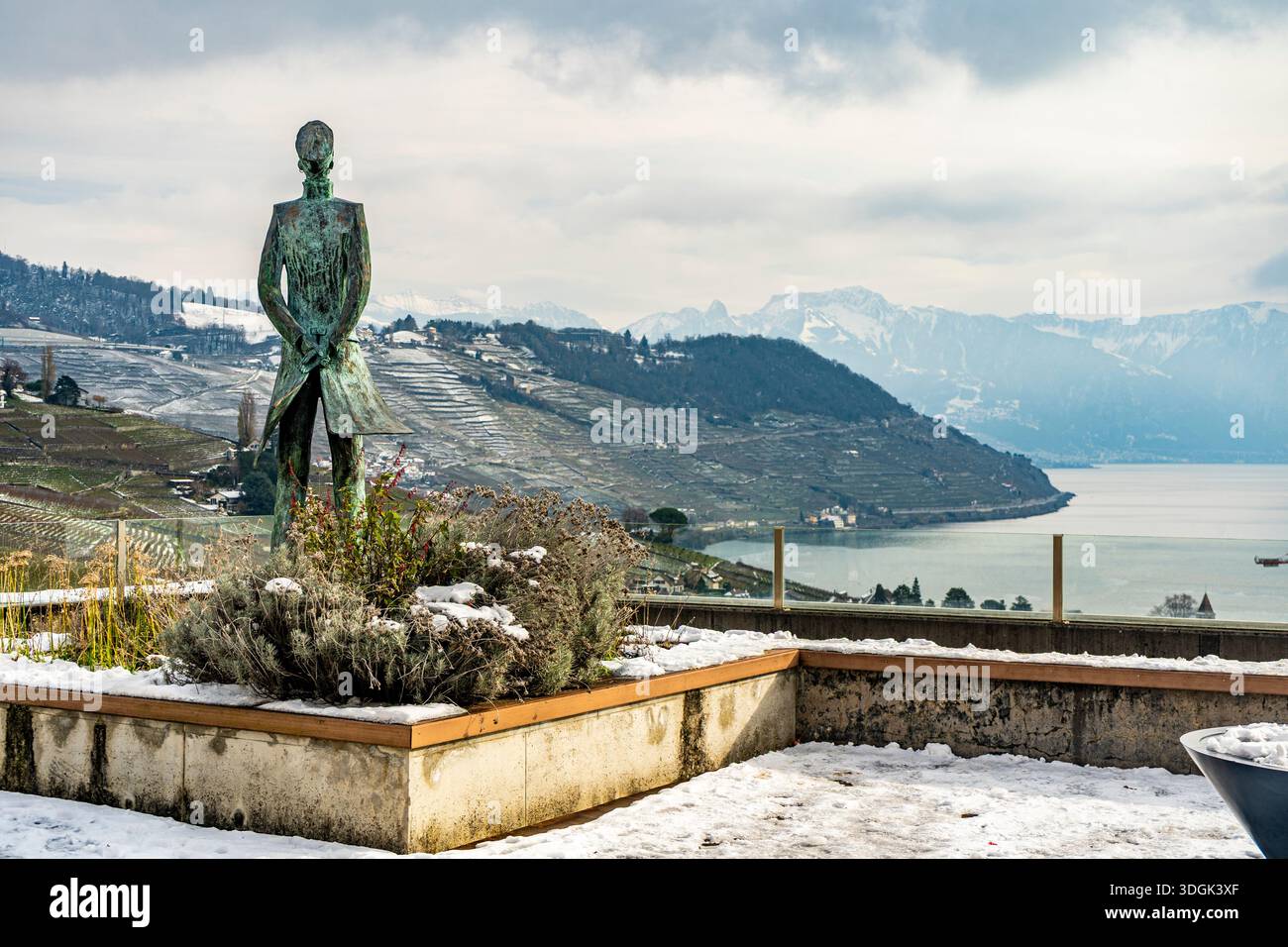 Statua di corto Maltese affacciata sul lago di Ginevra, omaggio all'autore di fumetti Hugo Pratt e situata in un punto panoramico sopra i vigneti, Grandvaux Foto Stock