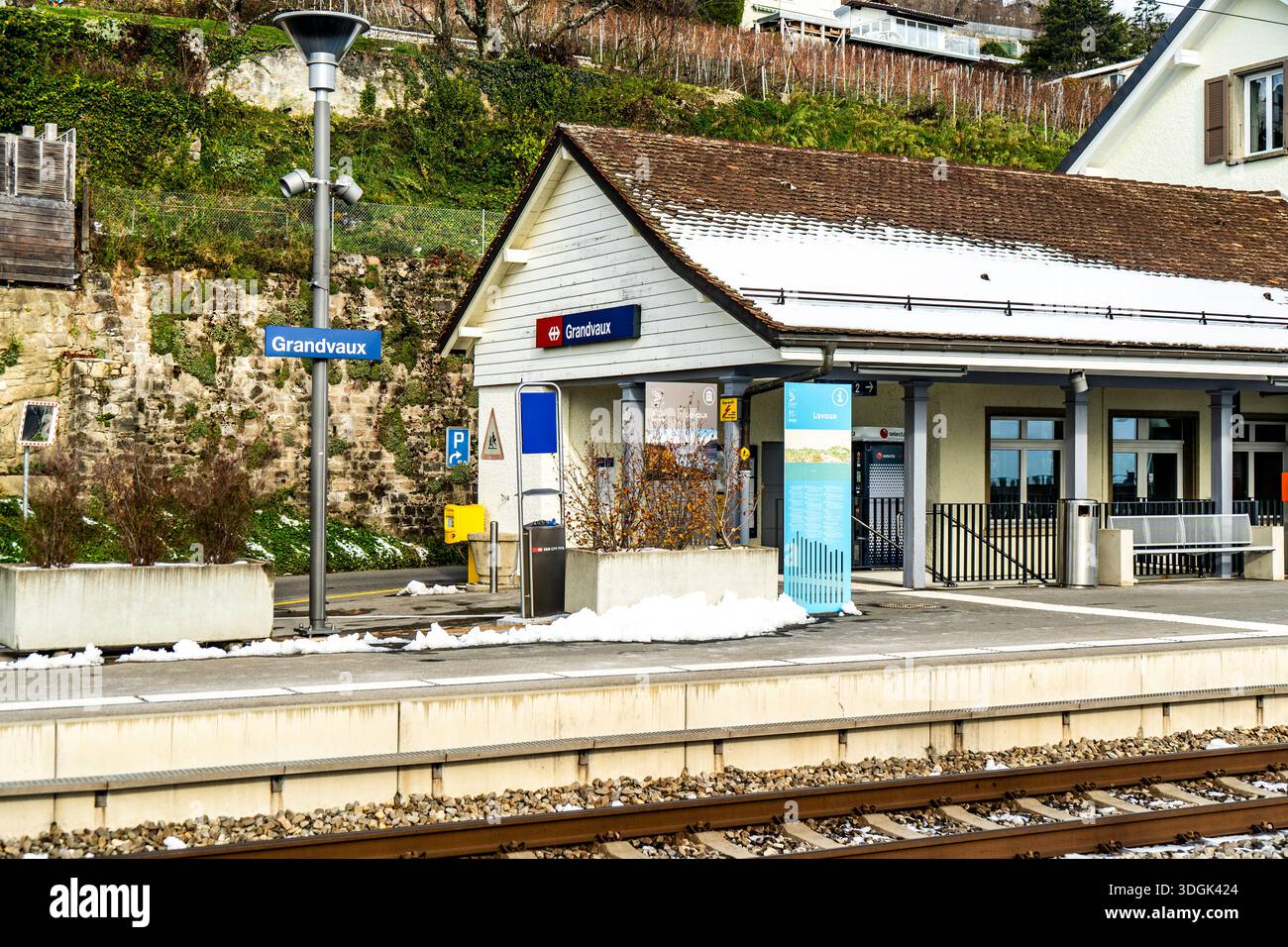 La stazione ferroviaria di Grandvaux si affaccia sui vigneti di Lavaux e sul lago di Ginevra, una piccola fermata collinare che collega il villaggio ai percorsi panoramici della regione Foto Stock