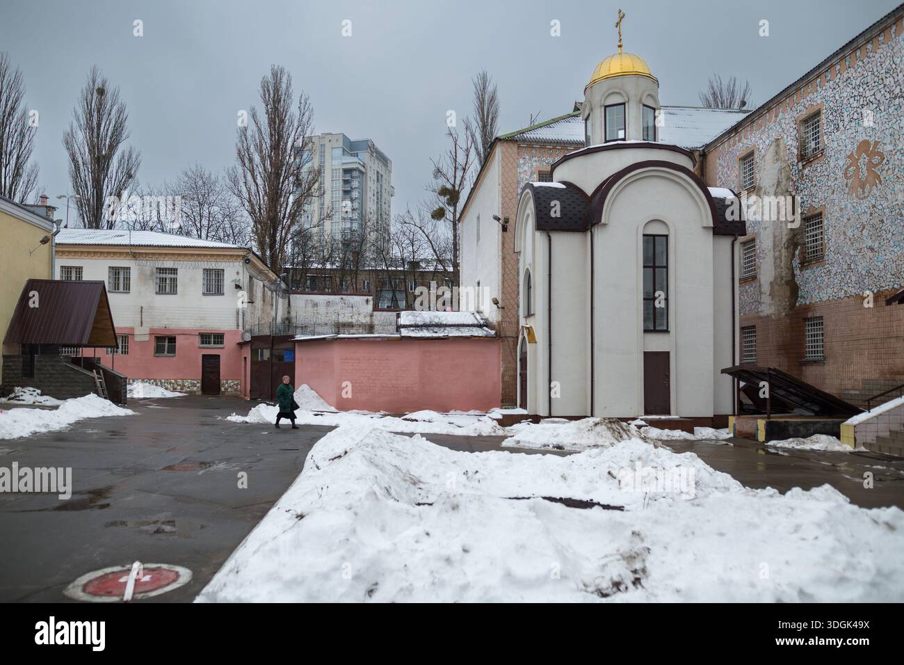 Kiev, Ucraina - 14 dicembre 2019: Veduta del cortile interno con una piccola cappella ortodossa e vecchi edifici cellulari a Lukyanivska detenzione preventiva CE Foto Stock
