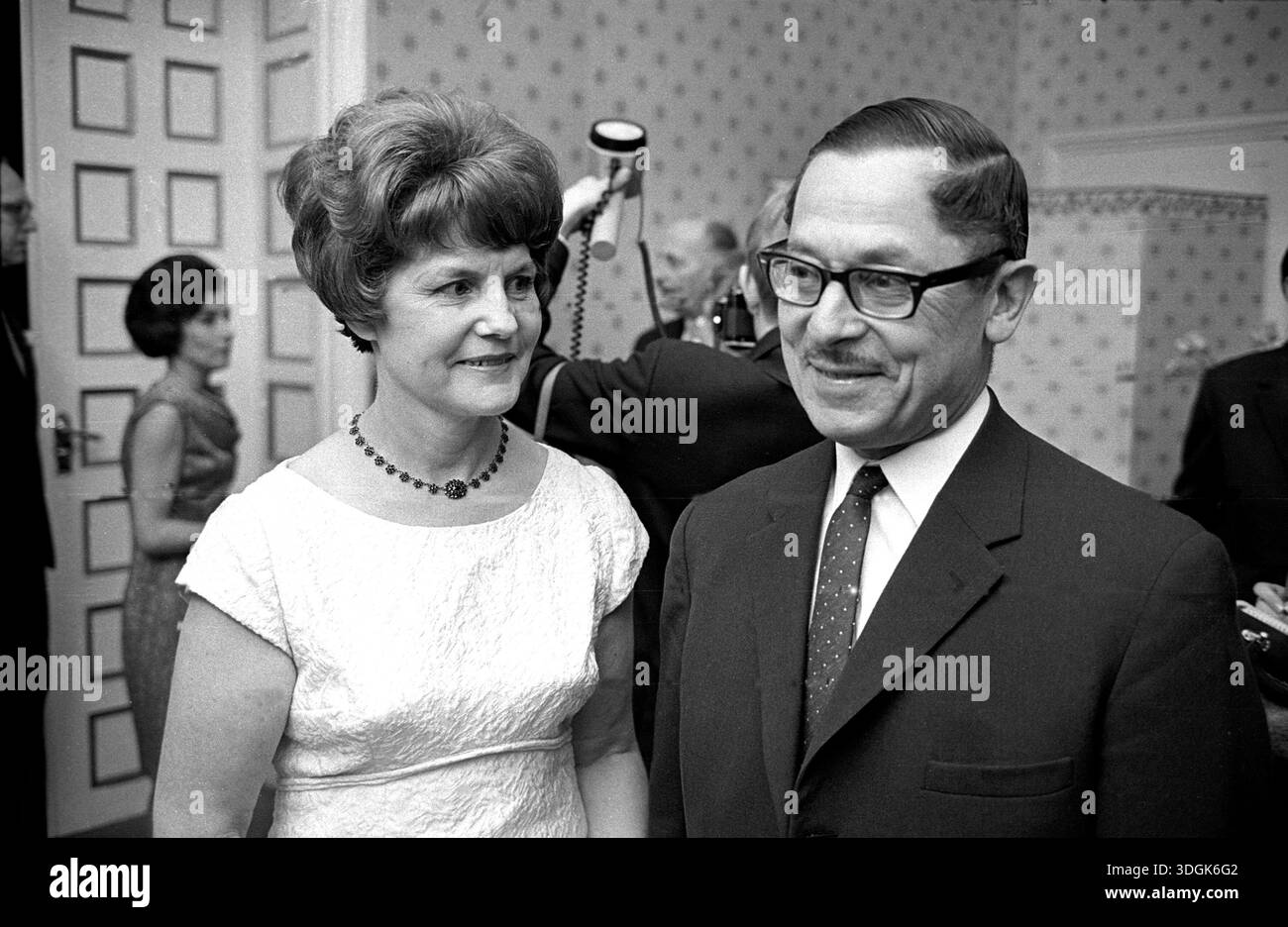 LENNART GEIJER era un politico e avvocato svedese. È ricordato principalmente per il suo ruolo nell'affare Geijer e per essere stato il ministro della giustizia che egli stesso ha negoziato con i rapinatori e i terroristi nella rapina di Norrmalmstorg, il dirottamento di aerei a Bulltofta e il bombardamento dell'ambasciata della Germania Ovest. Con la moglie Ninnie ad un ricevimento all'ambasciata francese Foto Stock