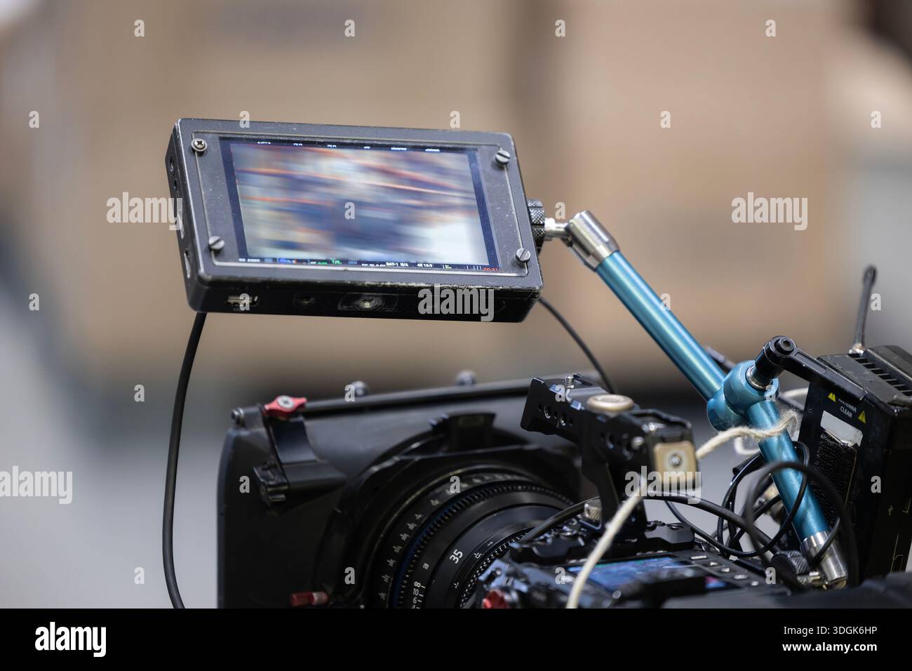 Un monitor professionale da campo integrato nella telecamera è montato su un sistema di telecamere per cinema digitale. Sotto, sono visibili il corpo della fotocamera e un obiettivo a focale fissa compatto. Il beh Foto Stock