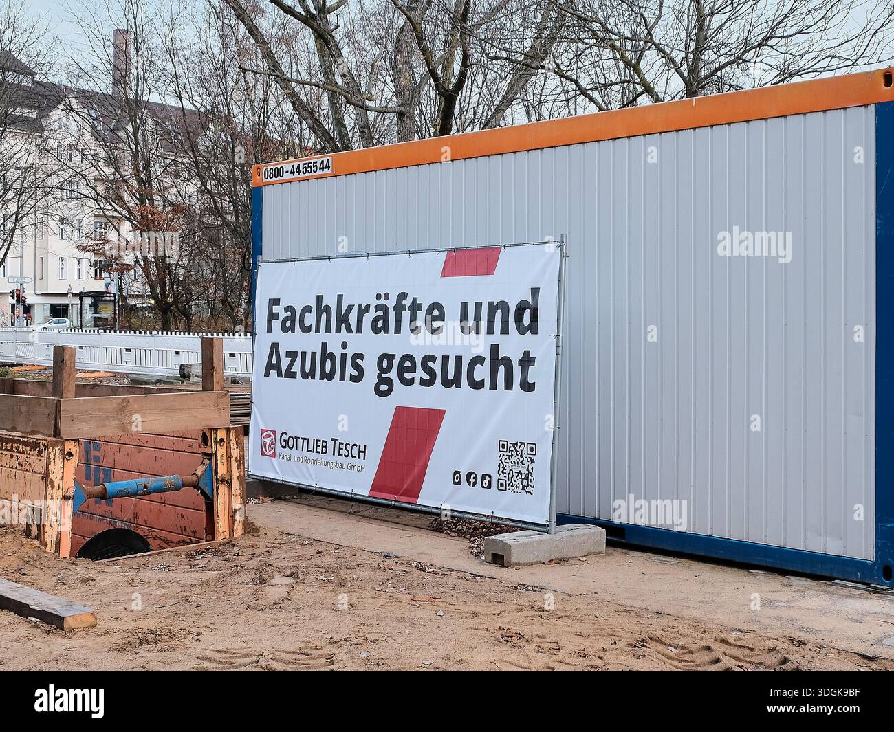 Berlino, Germania, 30 novembre 2025, firma in un cantiere con la scritta “lavoratori qualificati e tirocinanti ricercati” Foto Stock