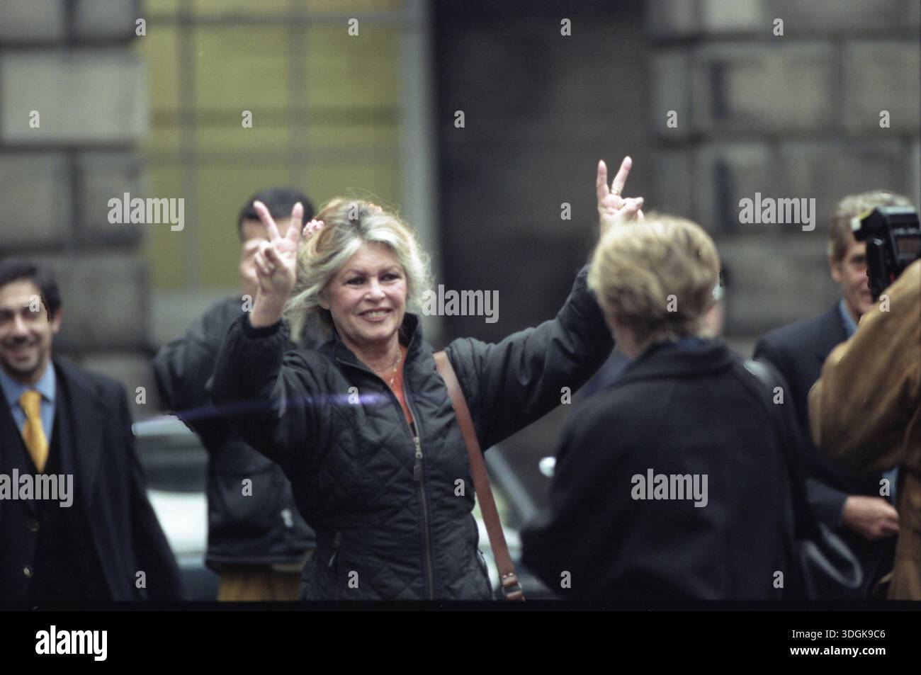 Novembre 1998 Brigitte Bardot arriva alla Corte di sessione di EdinburghÕs, circondata da scrum mediatico. Era in Scozia per dare il suo sostegno per salvare Wo Foto Stock