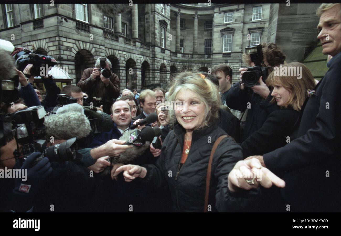 Novembre 1998 Brigitte Bardot arriva alla Corte di sessione di EdinburghÕs, circondata da scrum mediatico. Era in Scozia per dare il suo sostegno per salvare Wo Foto Stock