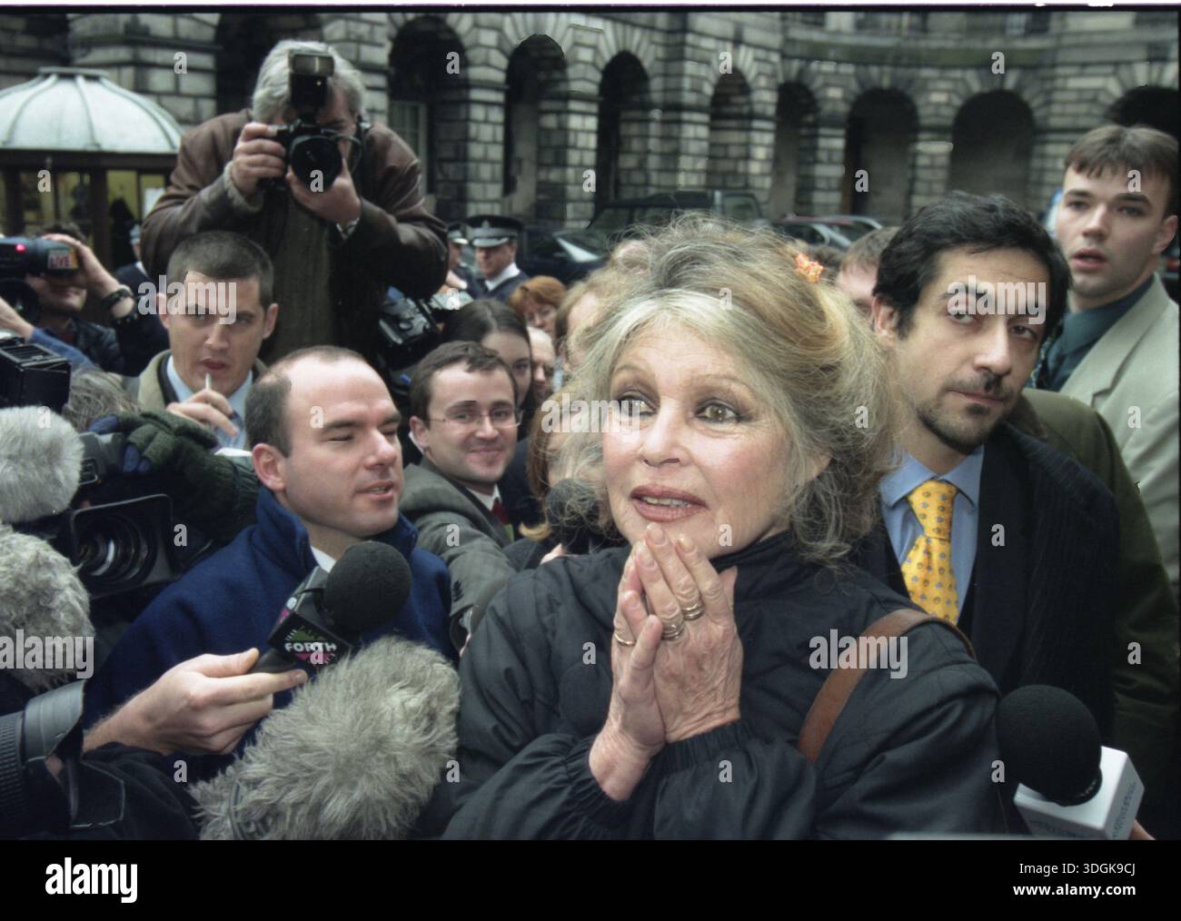 Novembre 1998 Brigitte Bardot arriva alla Corte di sessione di EdinburghÕs, circondata da scrum mediatico. Era in Scozia per dare il suo sostegno per salvare Wo Foto Stock