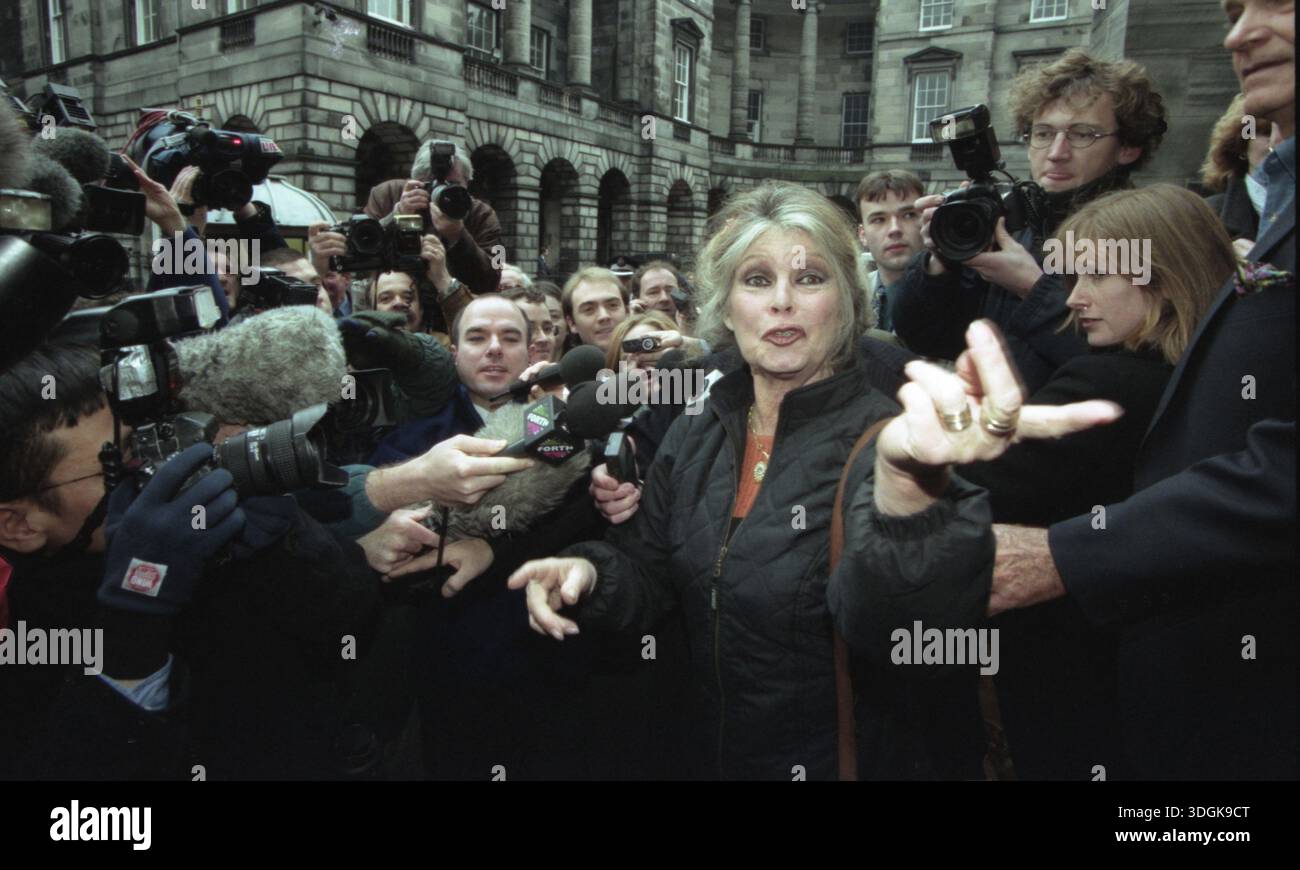 Novembre 1998 Brigitte Bardot arriva alla Corte di sessione di EdinburghÕs, circondata da scrum mediatico. Era in Scozia per dare il suo sostegno per salvare Wo Foto Stock