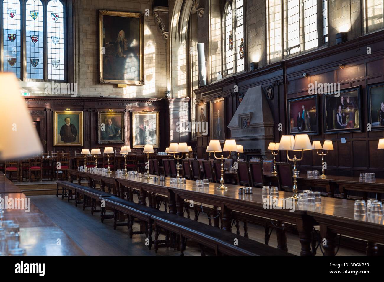 Sala del XIX secolo con ritratti al Balliol College, Oxford, Regno Unito Foto Stock