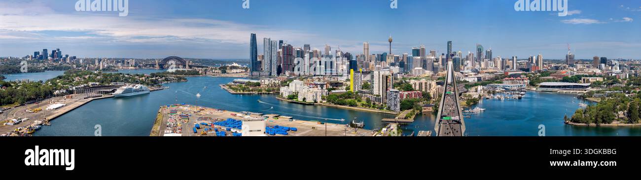 Ampio e panoramico paesaggio urbano del CBD di Sydney da Balmain North Sydney a Pyrmont. Foto Stock