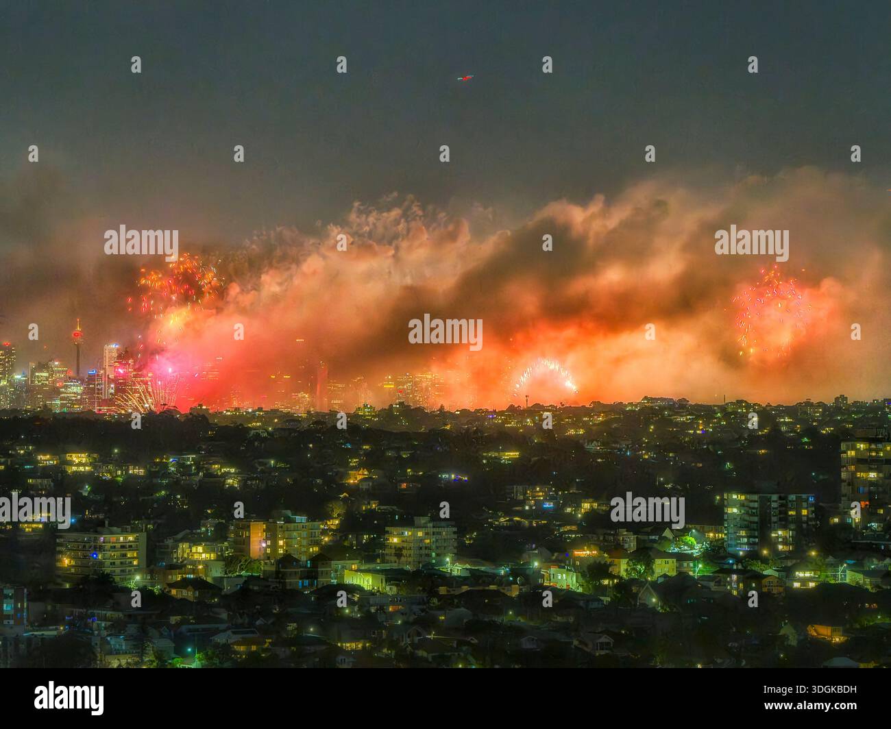 Fuochi d'artificio NYE 2026 da Manly presso i punti di riferimento del porto di Sydney con fumo. Foto Stock