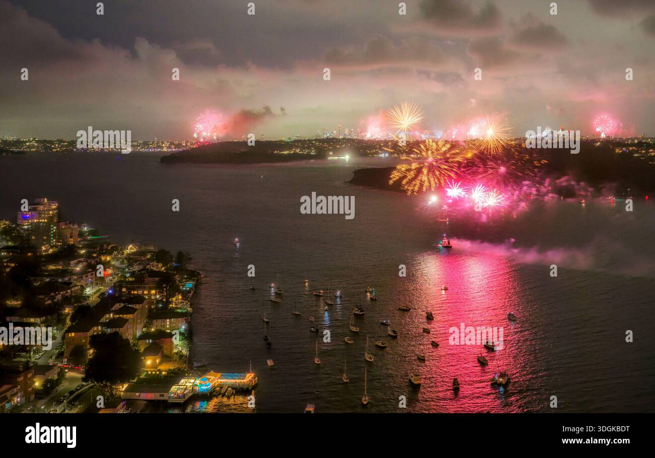Fuochi d'artificio NYE 2026 presso Manly Cove, ampia vista panoramica della città - famosi fuochi d'artificio di Capodanno di Sydney. Foto Stock