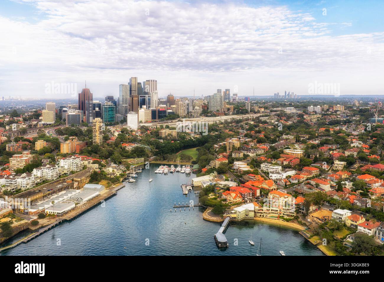 Vista aerea di North Sydney dal porto di Sydney dai sobborghi di Lower North shore in Australia. Foto Stock