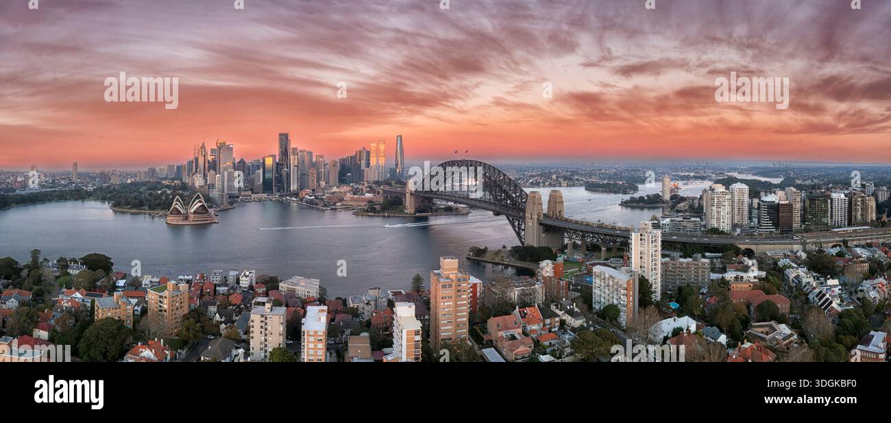 Porto di Sydney e ponte sul lungomare del CBD con vista panoramica aerea. Foto Stock