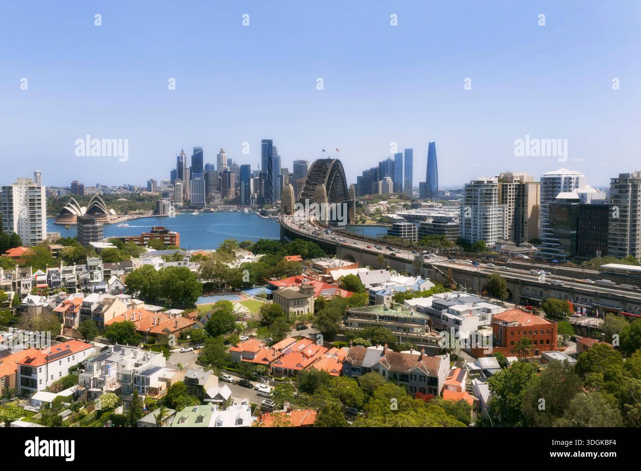Vista aerea dal parco Kirribilli di Sydney al ponte del porto CBD dall'autostrada e dall'arco sul ponte del porto di Sydney. Foto Stock