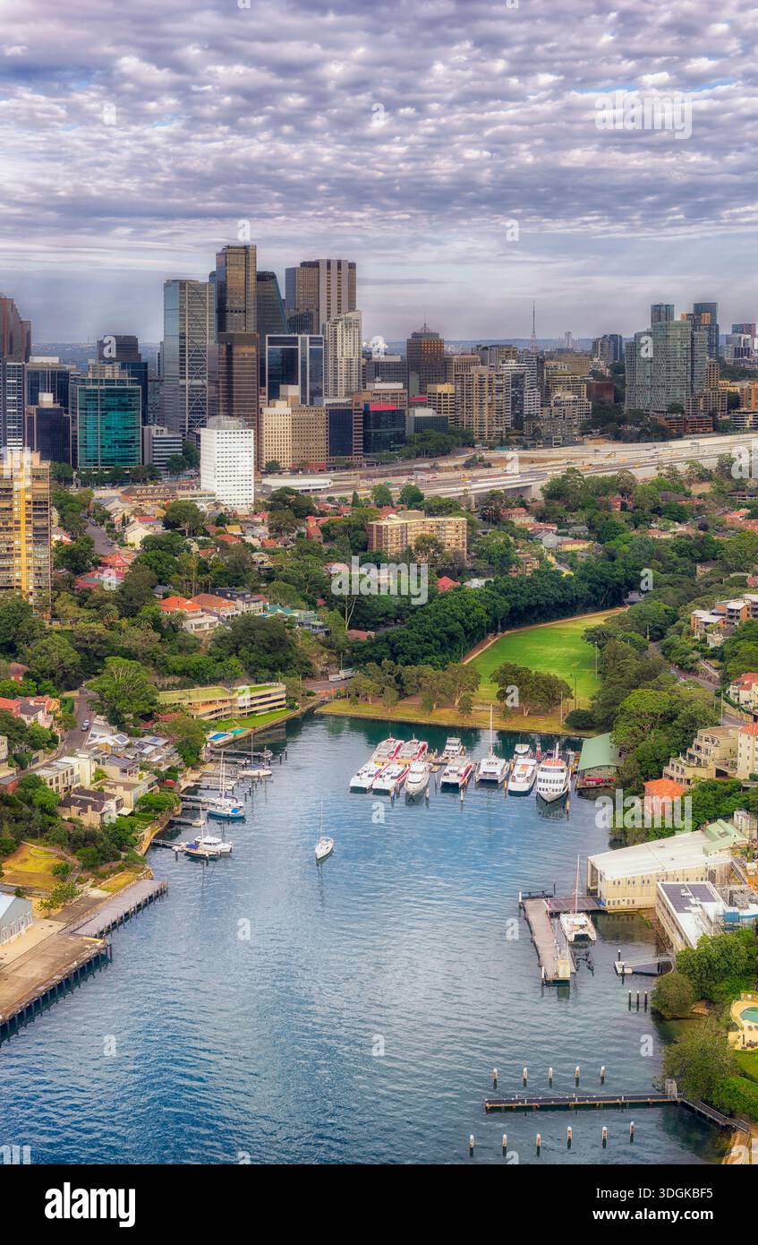 Panorama aereo verticale dal porto di Sydney alle alte torri di North Sydney. Foto Stock