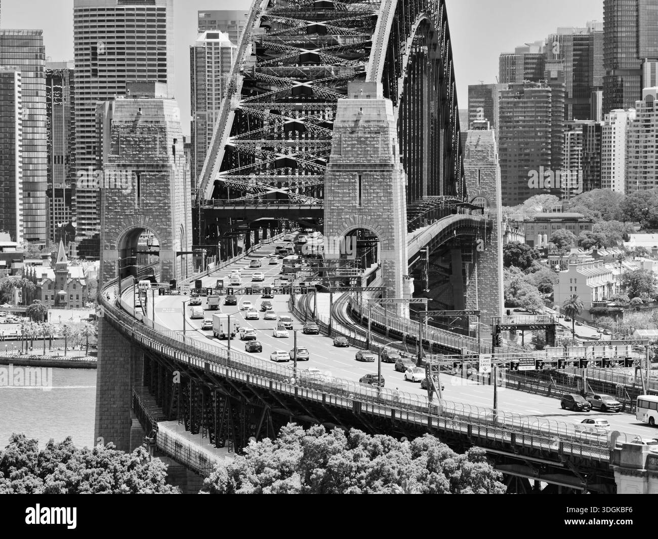 Sydney Tele Bridge ingresso contrasto in scala di grigi - dal parco Sydney Kirribilli al ponte Harbour CBD vista aerea dei piloni e del traffico durante la giornata lavorativa. Foto Stock