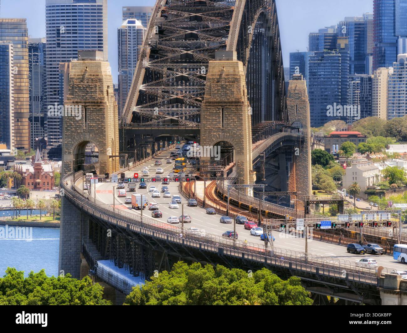 Vista aerea dal parco Kirribilli di Sydney al ponte del porto nel CBD di Harbour Bridge dei piloni e del traffico durante la giornata lavorativa. Foto Stock
