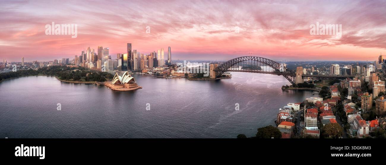 Colorato cielo rosa che sorge sul porto di Sydney e sul ponte del CBD con vista aerea. Foto Stock
