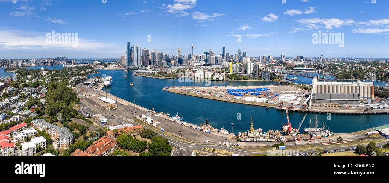 Breve panorama aereo del CBD di Sydney da Balmain Inner West. Foto Stock