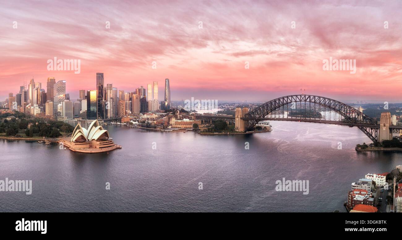 Colorato cielo rosa che sorge sul porto di Sydney e sul ponte del CBD con vista aerea panoramica ravvicinata. Foto Stock