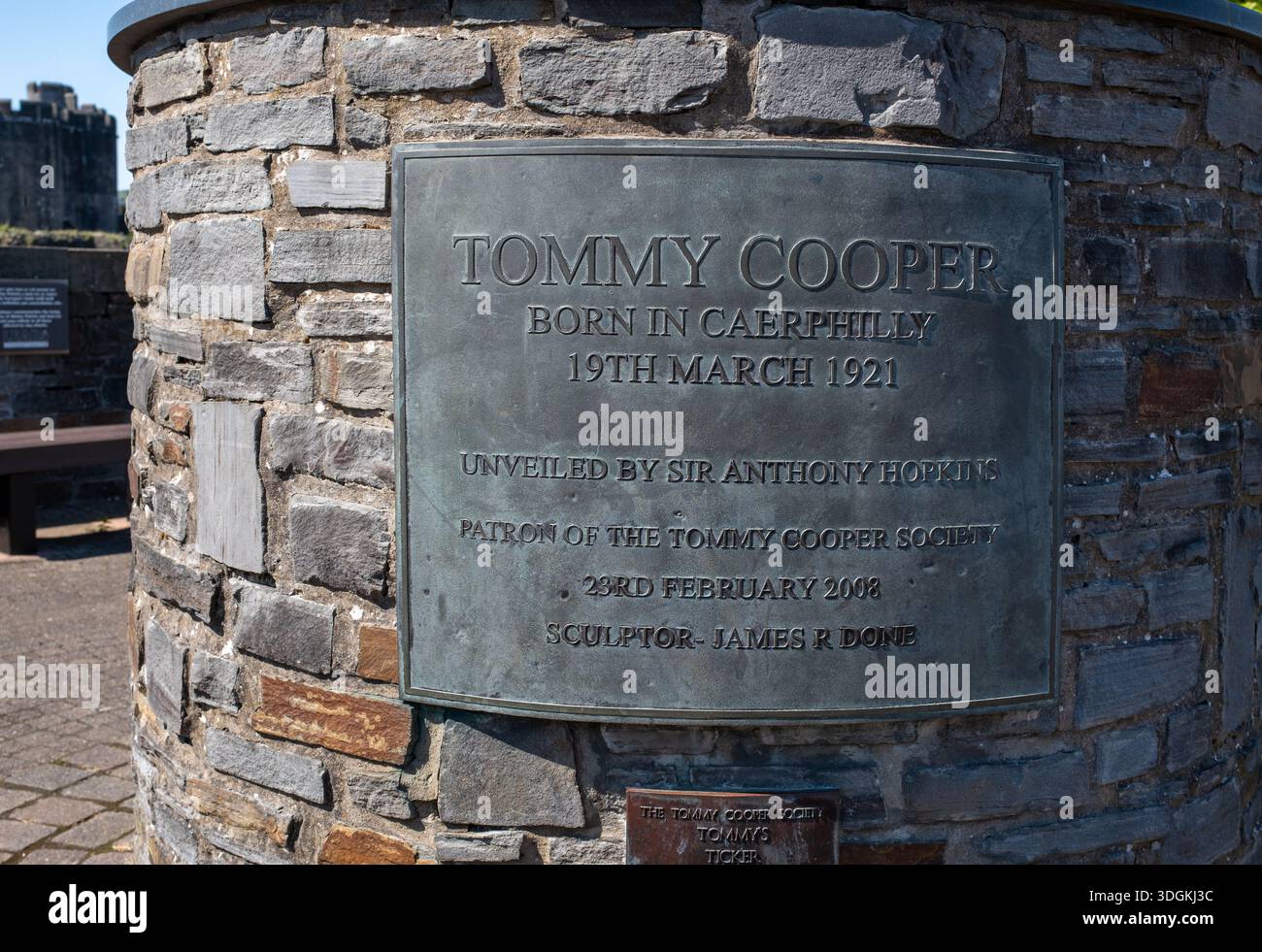 Targa commemorativa di Tommy Cooper a Caerphilly, nel Galles del Sud, Regno Unito Foto Stock