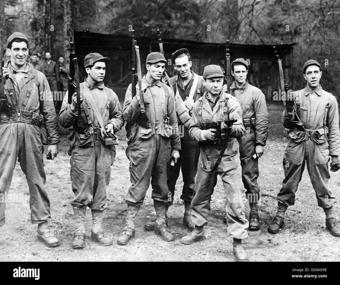 US Army Rangers addestrati all'uso di armi in Inghilterra prima del D-Day. Il 6 giugno 1944 un'enorme forza d'invasione Alllied che coinvolgeva 7000 navi e 140.000 uomini sbarcò con successo sulla costa francese e stabilì cinque teste di spiaggia. Una campagna di inganno di successo significò che gran parte della resistenza tedesca si trovava a Calais e le perdite furono relativamente poche per le dimensioni e i rischi dell'operazione. Foto Stock