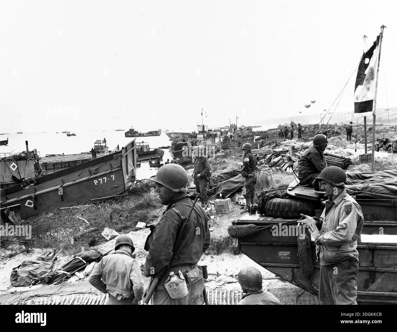 Scene su Omaha Beach non molto tempo dopo gli sbarchi. Il 6 giugno 1944 un'enorme forza d'invasione Alllied che coinvolgeva 7000 navi e 140.000 uomini sbarcò con successo sulla costa francese e stabilì cinque teste di spiaggia. Una campagna di inganno di successo significò che gran parte della resistenza tedesca si trovava a Calais e le perdite furono relativamente poche per le dimensioni e i rischi dell'operazione. Foto Stock