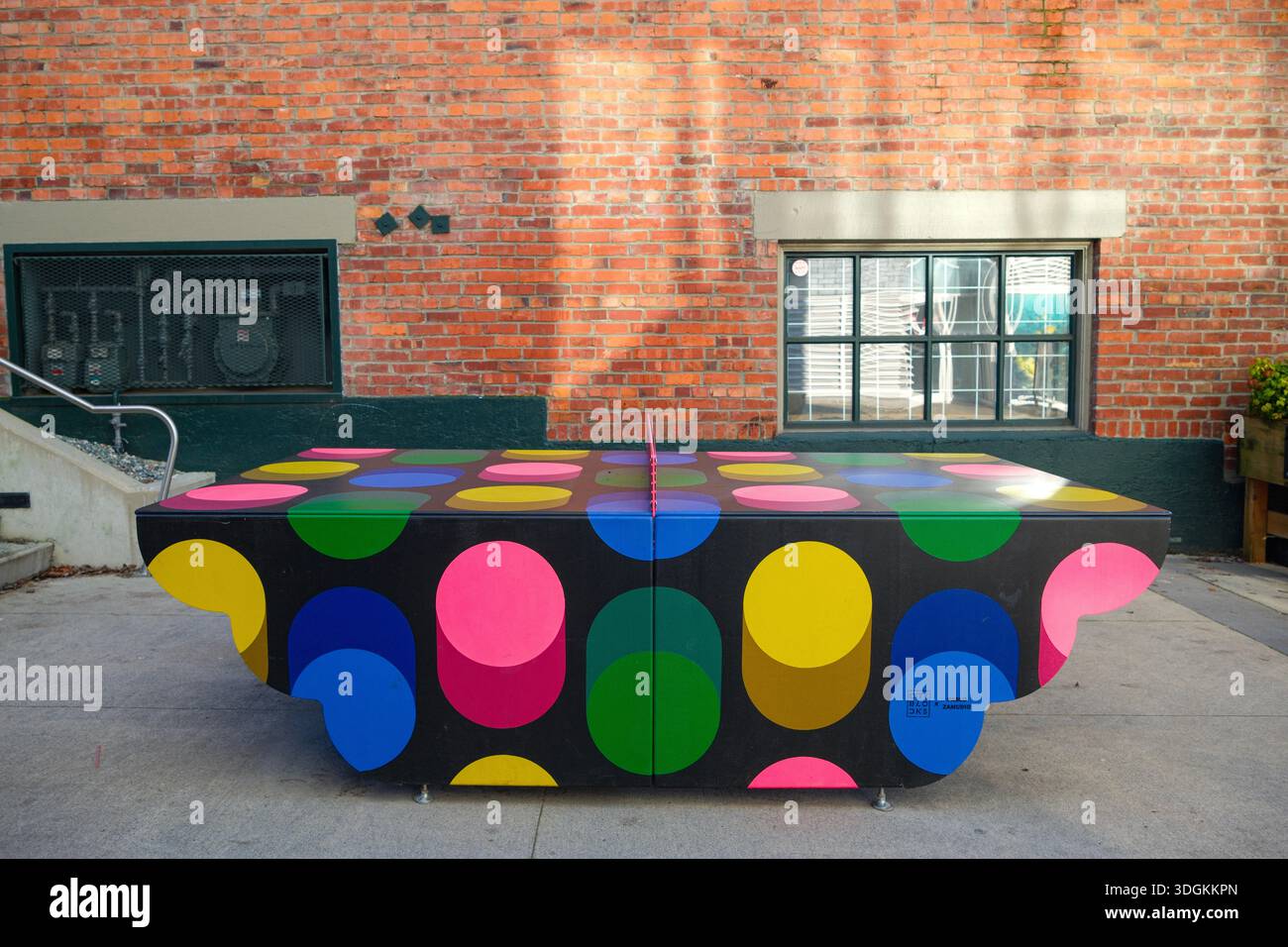 Un colorato tavolo da ping pong di Lonsdale Quay a North Vancouver, British Columbia. Foto Stock