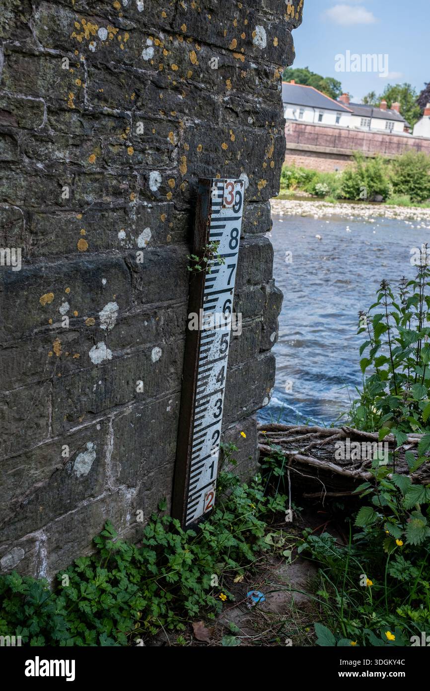 Misura del livello dell'acqua sul fiume Usk a Usk Monmouthshire Galles del Sud Regno Unito Foto Stock