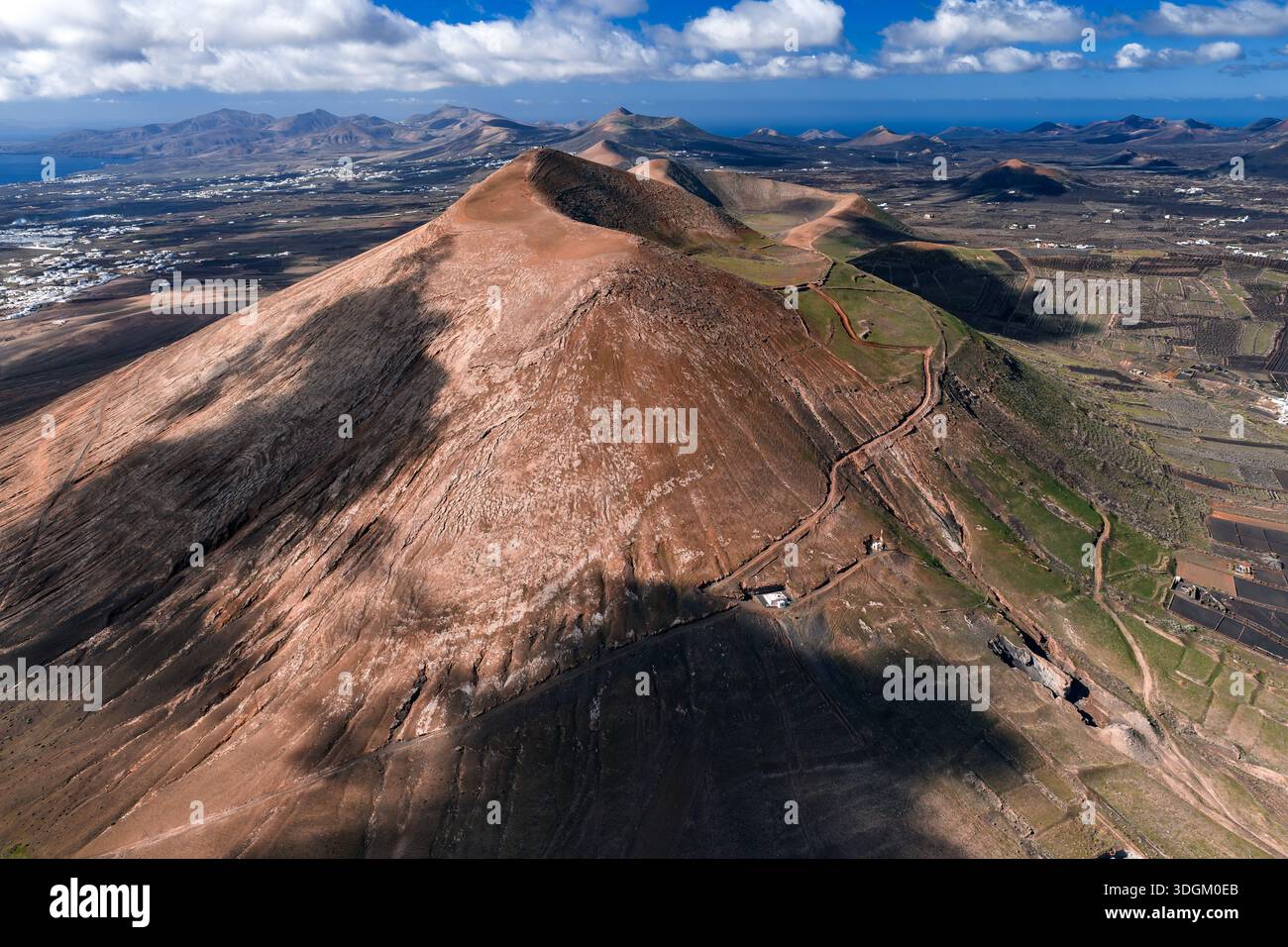 Vista aerea dei coni vulcanici e dei vigneti la Geria a Lanzarote Foto Stock