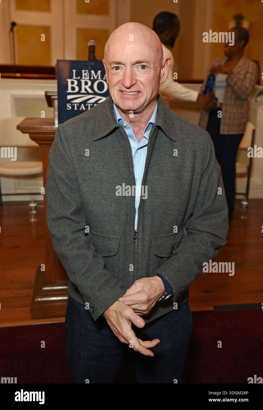 Senatore Mark Kelly in un'apparizione pubblica per le elezioni speciali Canvass Launch for LeMario Brown con il senatore statunitense Mark Kelly, St. James Baptist Church, Forsyth, GA, 17 gennaio 2026. Foto di: Derek Storm/Everett Collection Foto Stock