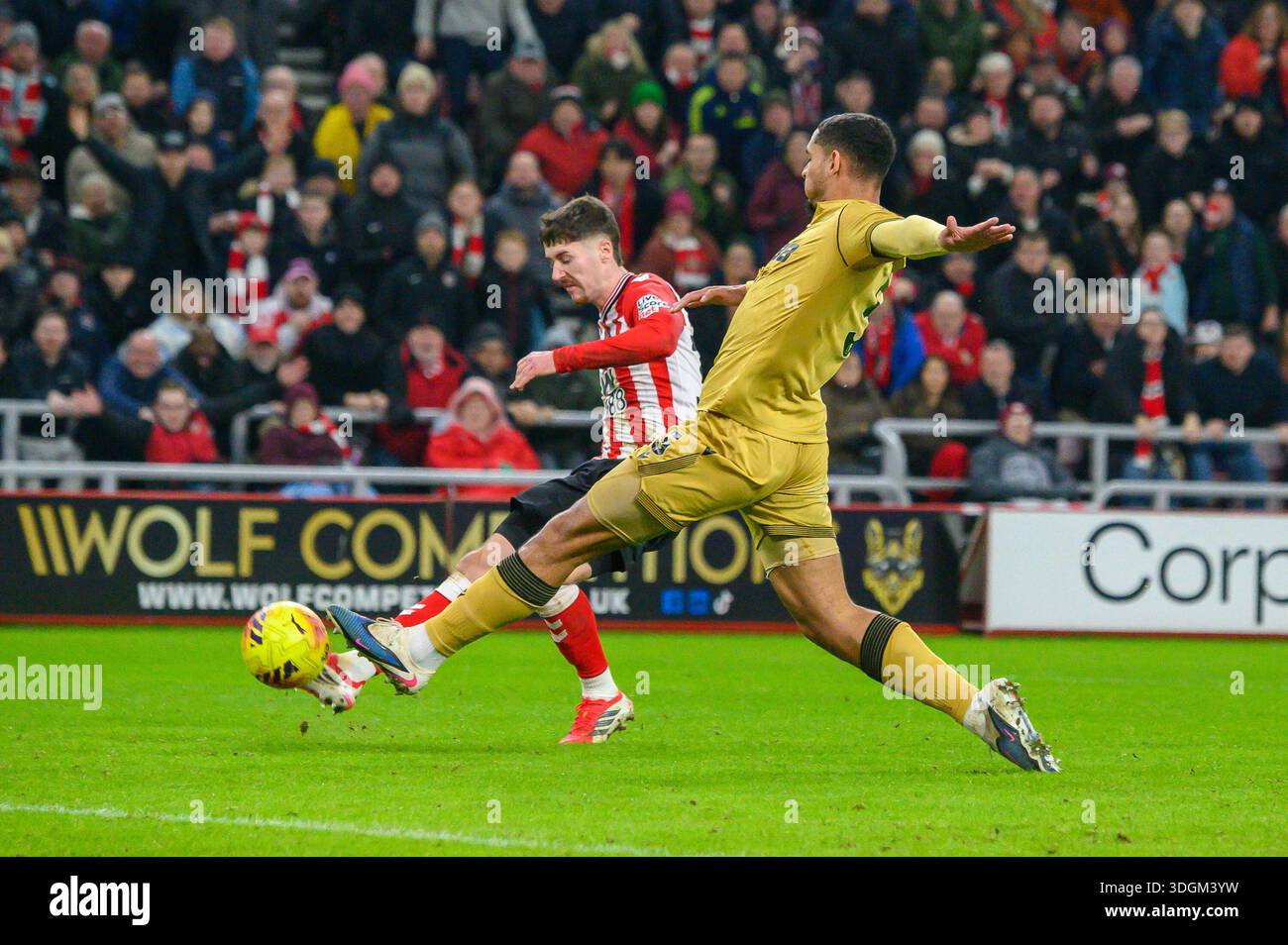 Trai Hume, difensore del Sunderland AFC, spara per un istante contro il Crystal Palace in Premier League. Foto Stock