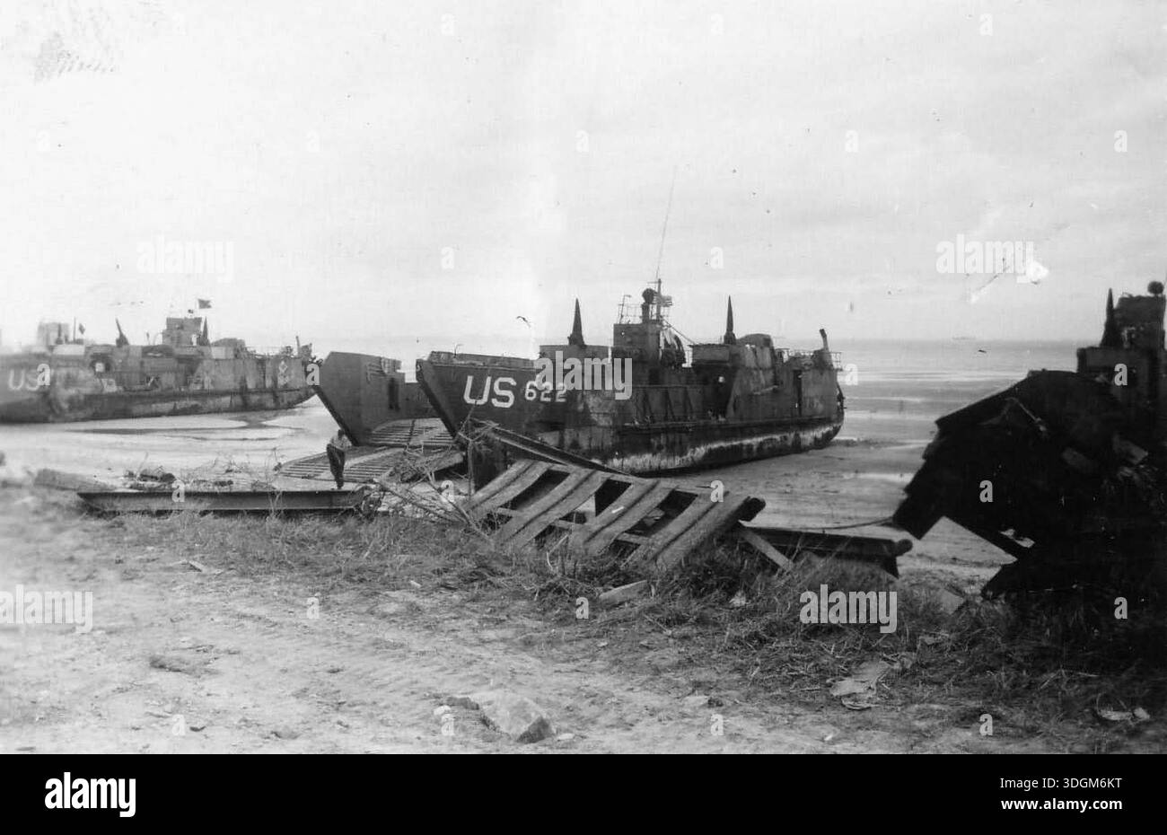 Un mezzo da sbarco degli Stati Uniti con la sua rampa giù sulla spiaggia il D-Day. Il 6 giugno 1944 un'enorme forza d'invasione Alllied che coinvolgeva 7000 navi e 140.000 uomini sbarcò con successo sulla costa francese e stabilì cinque teste di spiaggia. Una campagna di inganno di successo significò che gran parte della resistenza tedesca si trovava a Calais e le perdite furono relativamente poche per le dimensioni e i rischi dell'operazione. Foto Stock