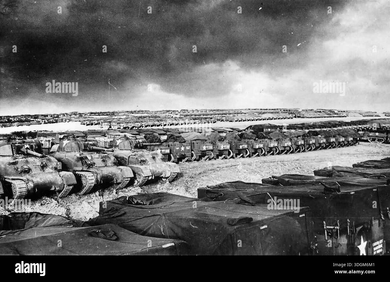 File di centinaia di carri armati immagazzinati in Inghilterra prima del D-Day. Il 6 giugno 1944 un'enorme forza d'invasione Alllied che coinvolgeva 7000 navi e 140.000 uomini sbarcò con successo sulla costa francese e stabilì cinque teste di spiaggia. Una campagna di inganno di successo significò che gran parte della resistenza tedesca si trovava a Calais e le perdite furono relativamente poche per le dimensioni e i rischi dell'operazione. Foto Stock