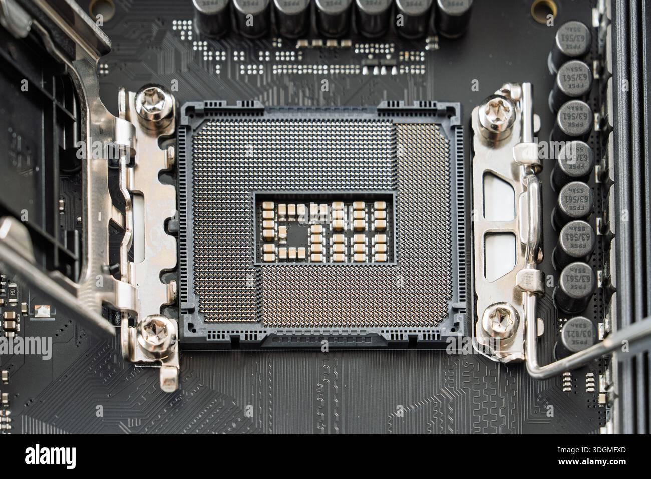 Primo piano di un socket CPU su una scheda madre per computer moderna, pronta per l'installazione del processore Foto Stock