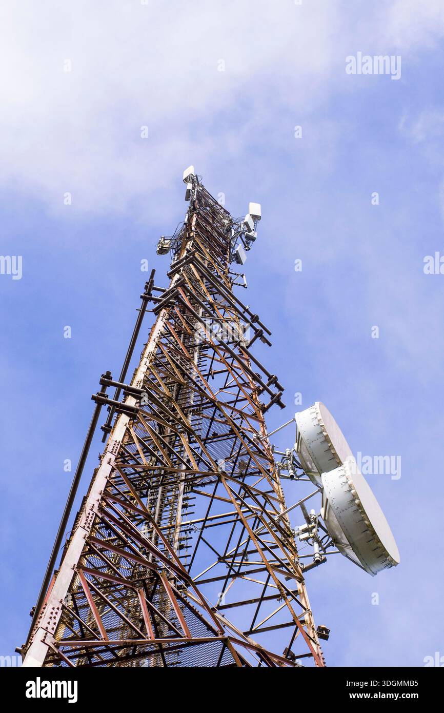 Vista ad angolo basso della Rusty Telecommunication Tower Foto Stock