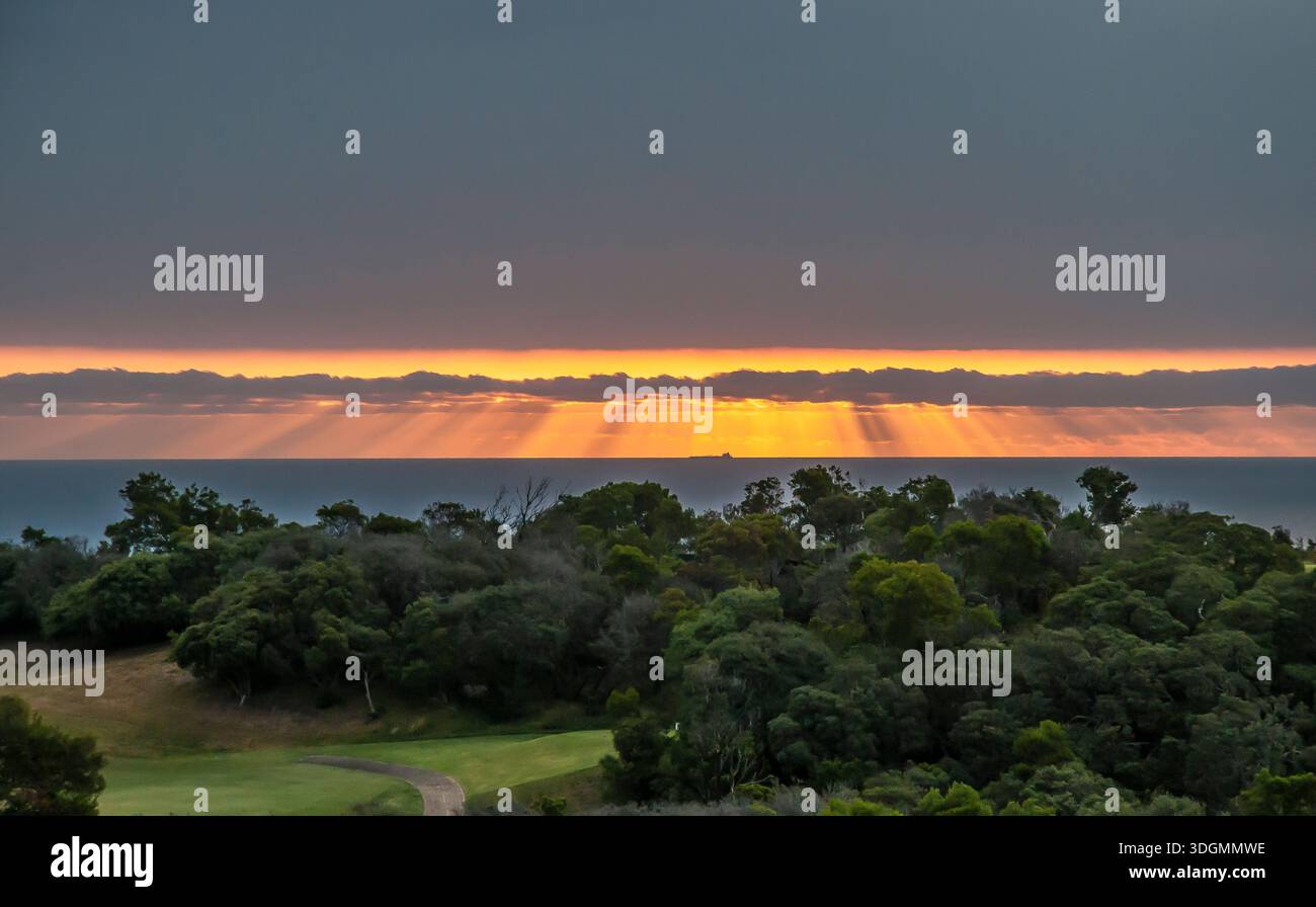 Tramonto sullo stretto di Bass, oltre i fairway dell'oourse da golf del RACV Resort a Cape Schanck, Penisola di Mornington, Victoria, Australia Foto Stock