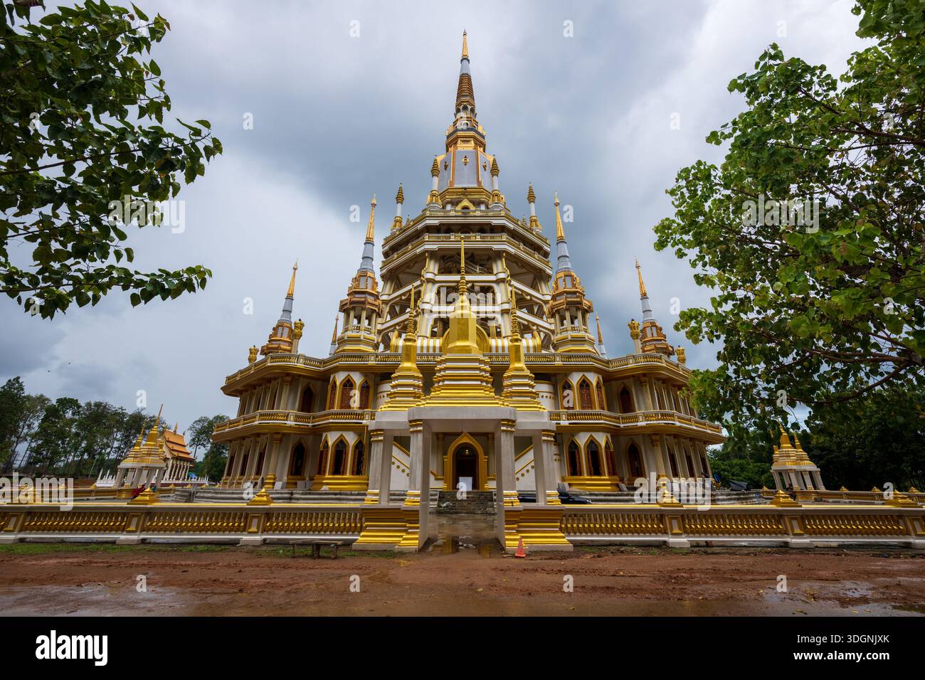 Wat Tham Suea, o Tempio della Grotta della Tigre, è un famoso complesso di templi buddisti a Krabi, Thailandia Foto Stock