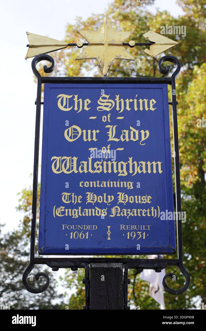 Il Santuario di nostra Signora di Walsingham cartello a Walsingham, North Norfolk, Gran Bretagna, Regno Unito. Sito religioso, conosciuto come l'Inghilterra di Nazareth. Foto Stock