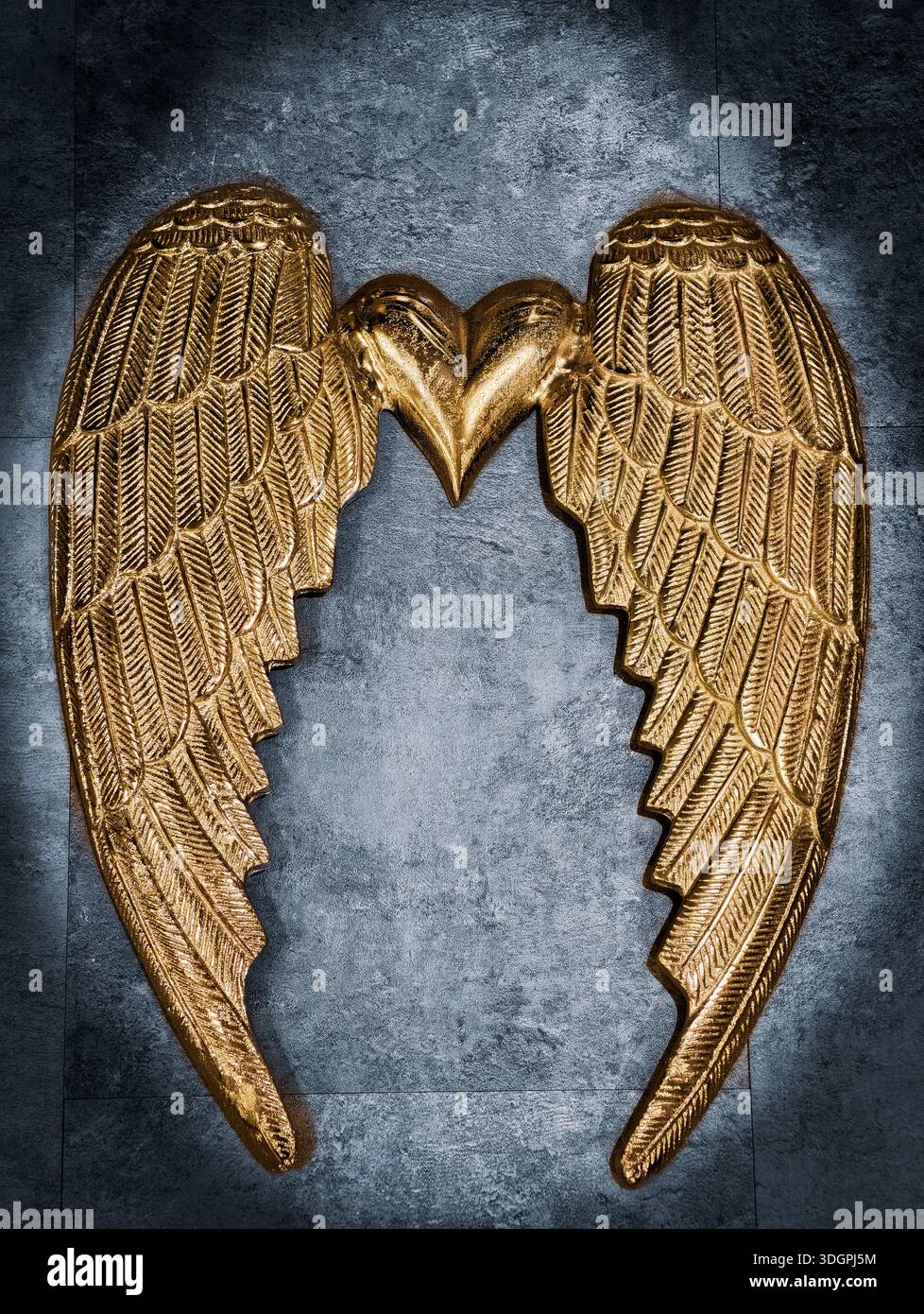 Ali d'angelo d'oro con forma a cuore su sfondo blu testurizzato per un marketing romantico e spirituale Design verticale Wallpaper Aesthetic Foto Stock